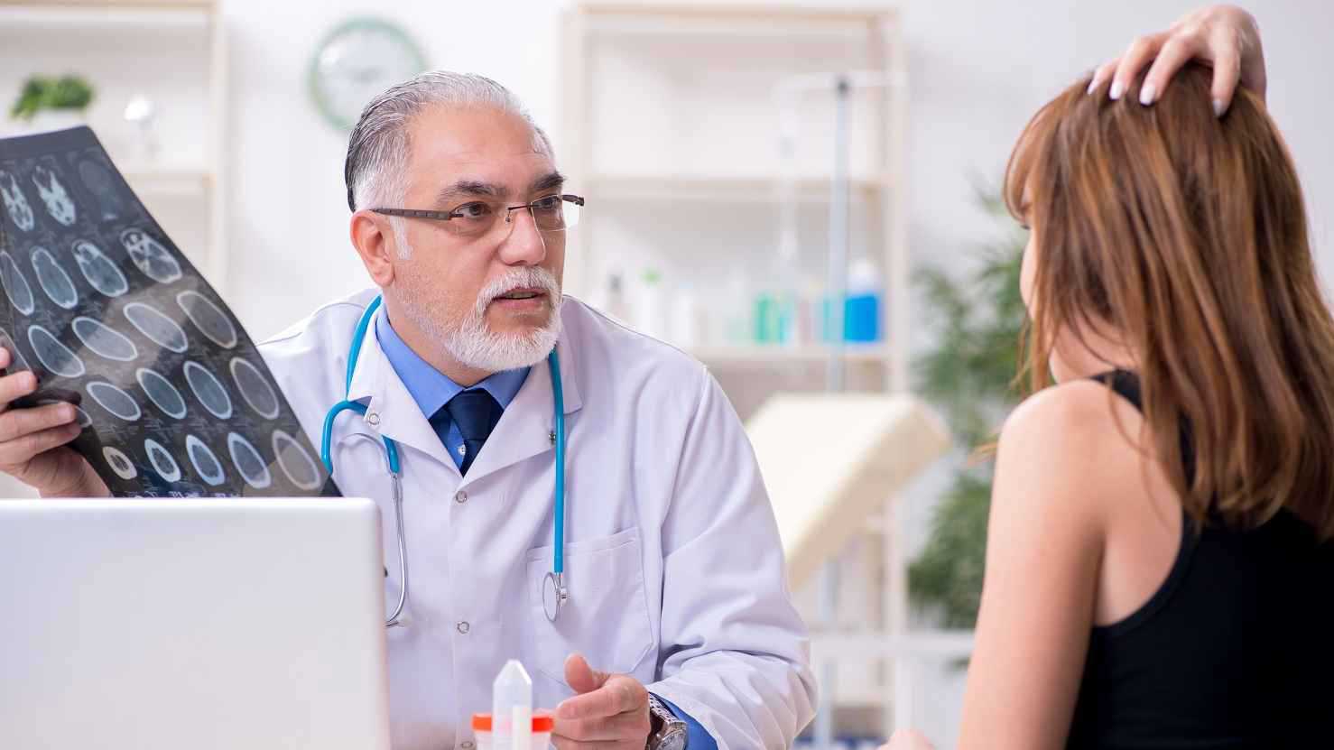 بحجم حبة الرمل.. باحثون يطورون كبسولات تحد من التهاب الدماغ