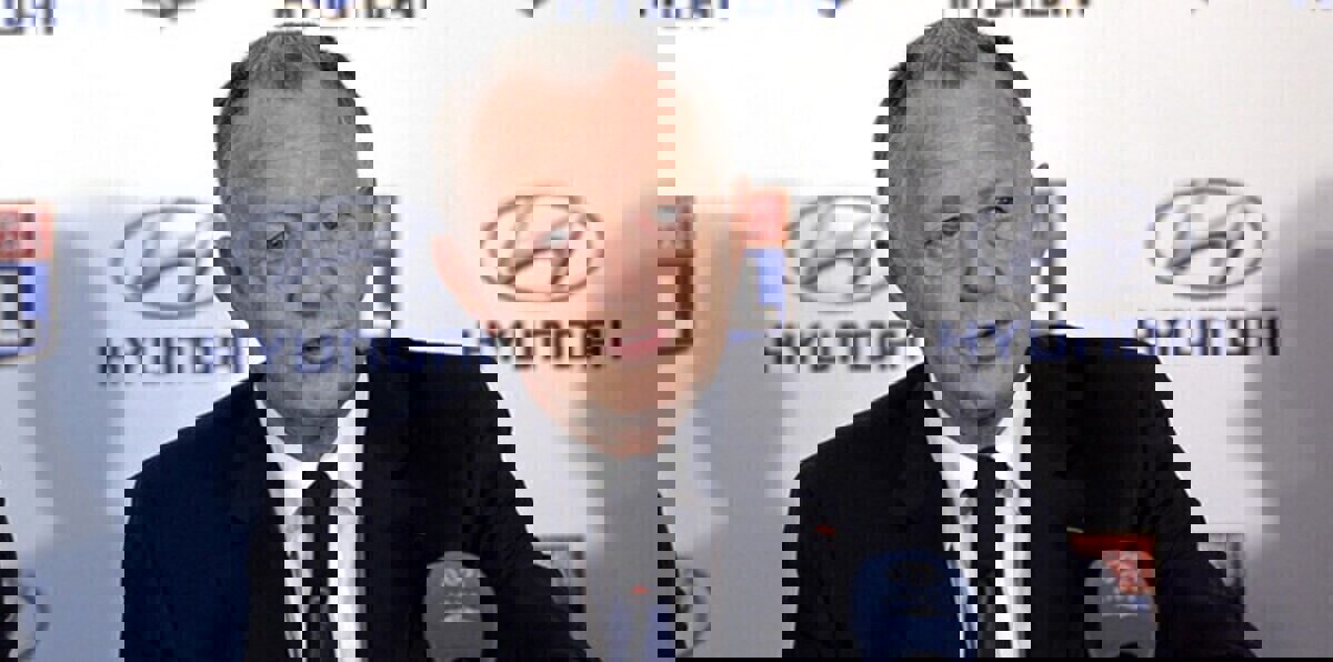 رئيس نادٍ فرنسي يستقطب نجمات كرة القدم عبر تويتر (صورة)