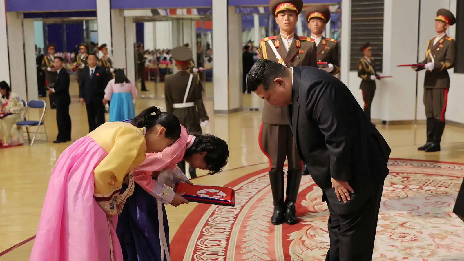 كيم جونغ أون يلتقي عائلات جنود قتلوا في معارك روسيا (فيديو)