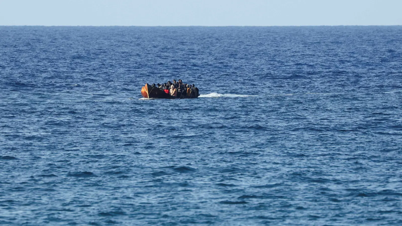 إنقاذ طفل سوري واختفاء والدته إثر غرق قارب مهاجرين