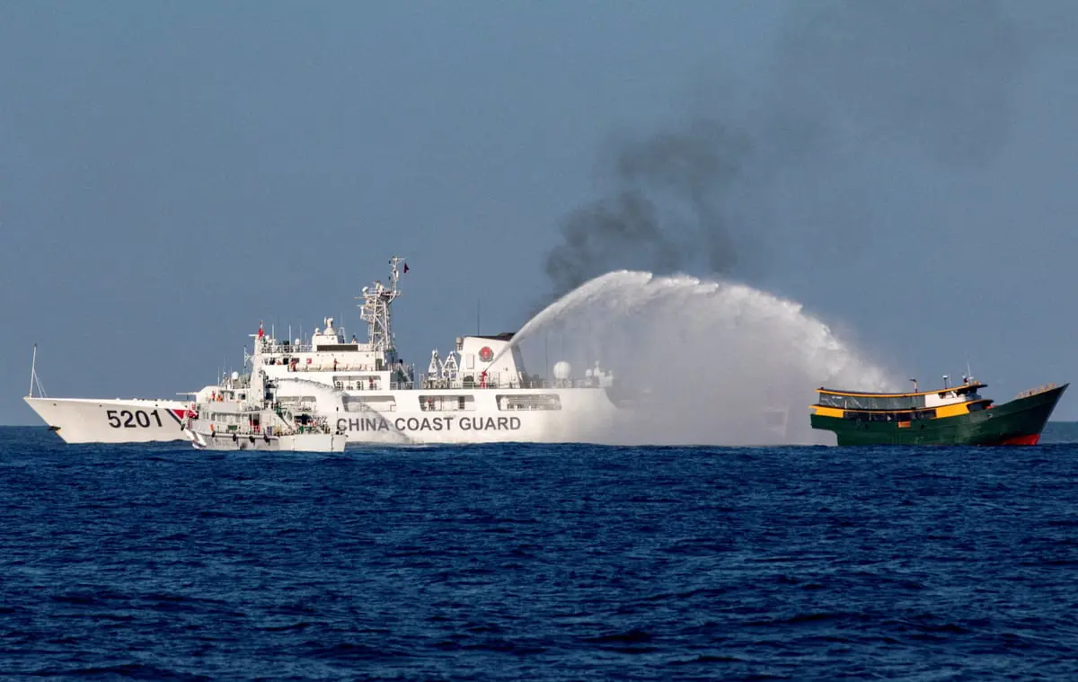 اقتربت بشكل "خطير".. سفينة فلبينية تصطدم بأخرى لبكين في بحر الصين الجنوبي