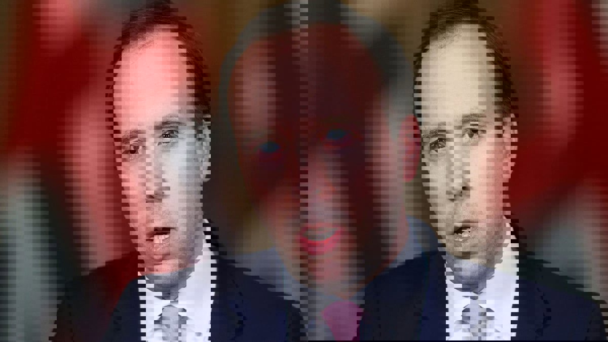 فضيحة أخلاقية تلاحق وزير الصحة البريطاني بعد نشر صور علاقته الحميمية مع مساعدته (صور)