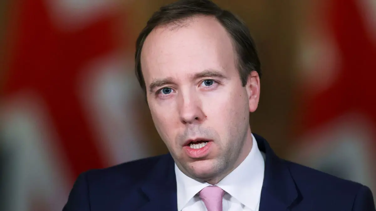 فضيحة أخلاقية تلاحق وزير الصحة البريطاني بعد نشر صور علاقته الحميمية مع مساعدته (صور)