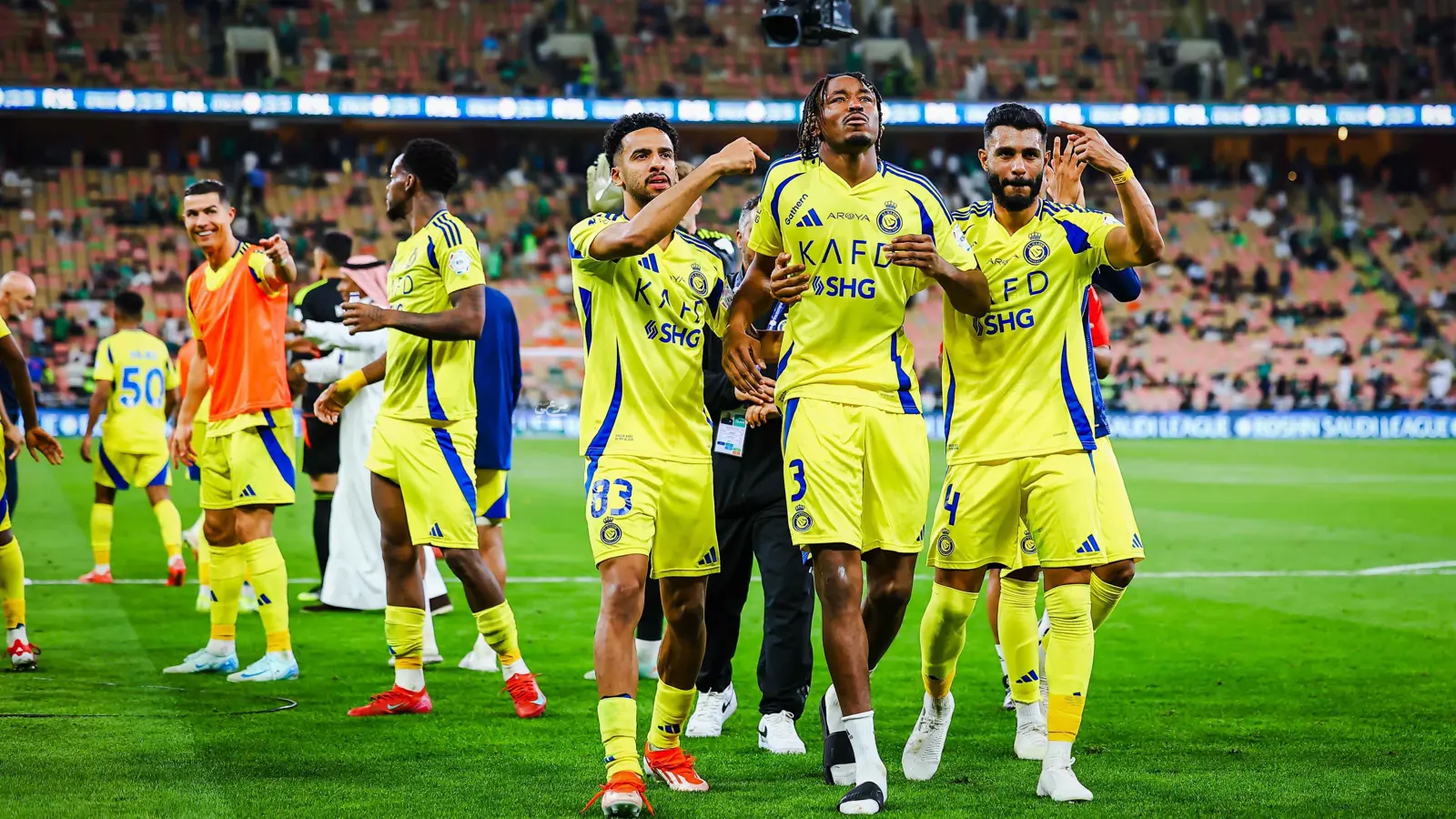 سيماكان مع بعض زملائه بعد مباراة النصر والأهلي