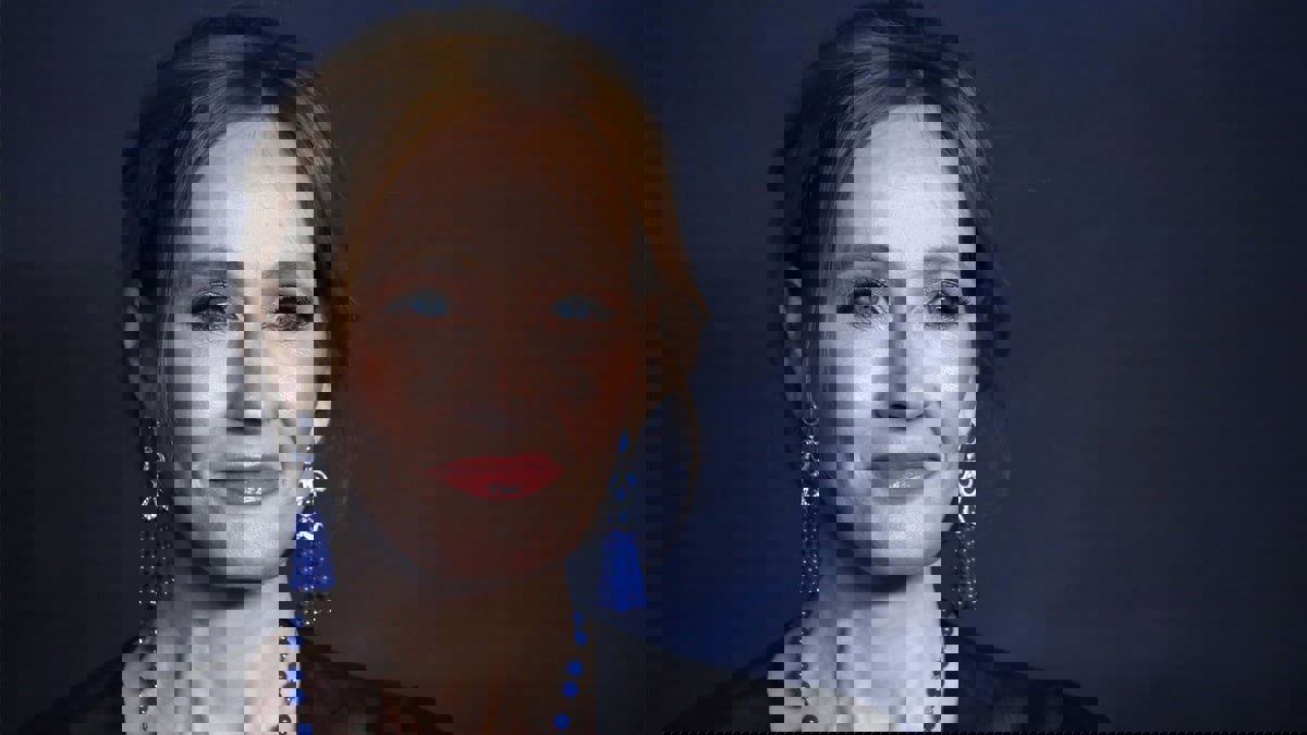 مؤلفة "هاري بوتر" تتلقى تهديدات بعد إدانتها طعن سلمان رشدي