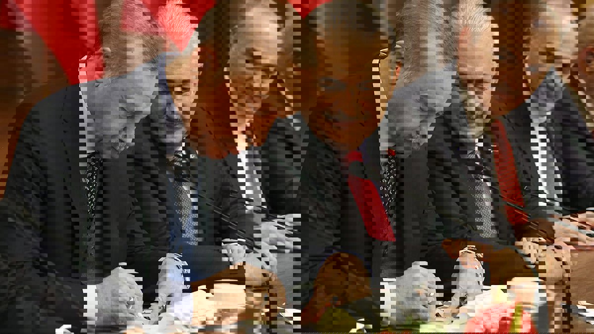 نورديك مونيتور: الأوضاع الاقتصادية وانهيار العملة التركية تجبر نظام أردوغان على التقشف الخارجي