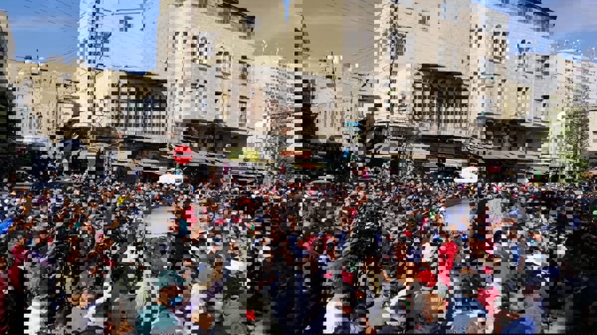 أردنيون يتظاهرون في عمان للمطالبة بإلغاء "قانون الدفاع" (فيديو وصور)