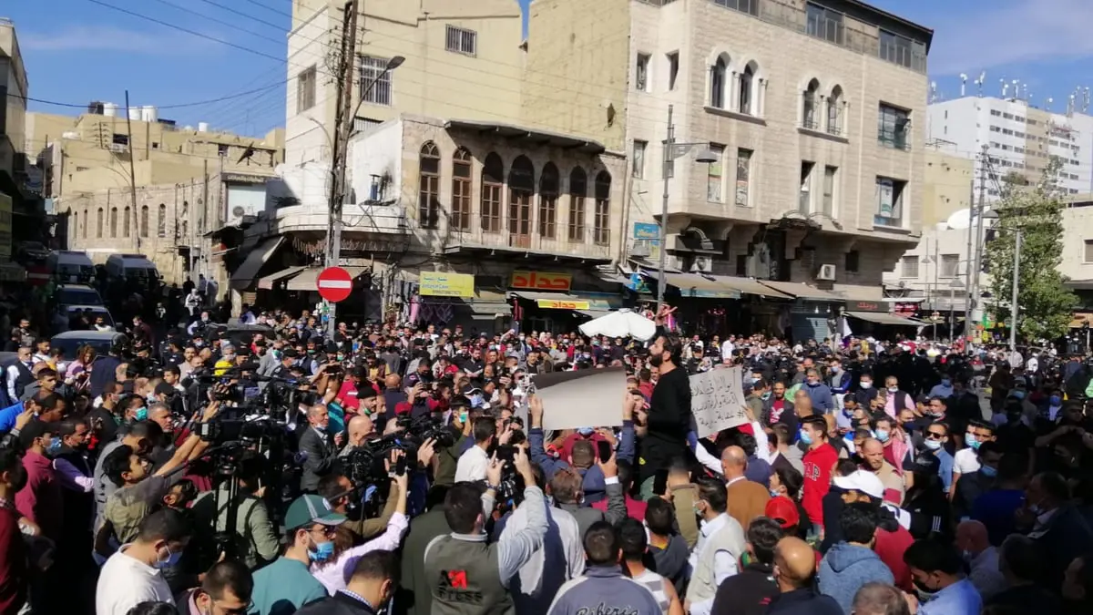 أردنيون يتظاهرون في عمان للمطالبة بإلغاء "قانون الدفاع" (فيديو وصور)