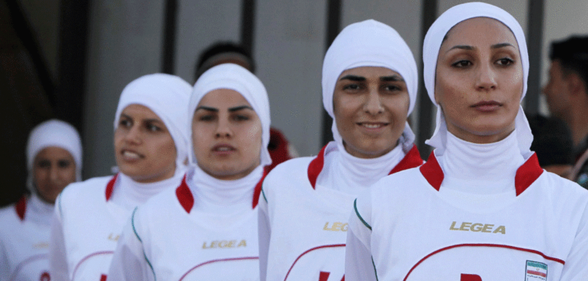 إيران توقف لاعبة كرة قدم بسبب خلعها الحجاب (صور)