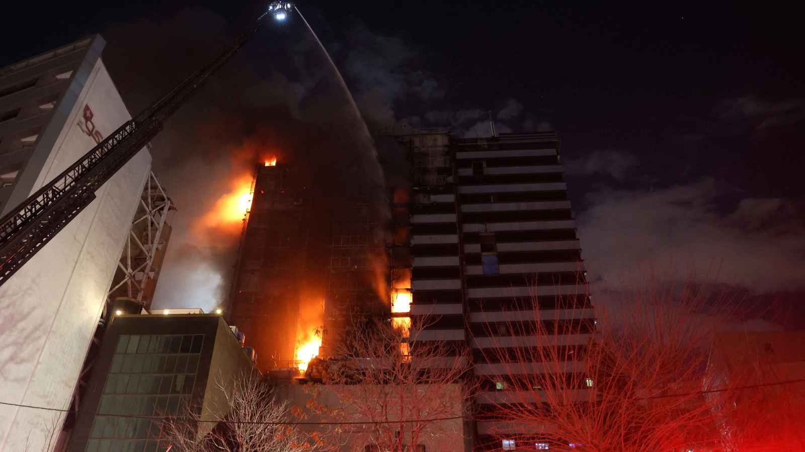 إيران.. حريق ضخم في محطة لتوليد الكهرباء (فيديو)‎