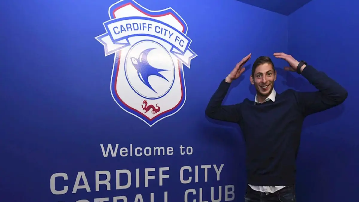 لاعب لنادٍ بالدوري الممتاز على متن طائرة مفقودة فوق القنال الإنجليزي