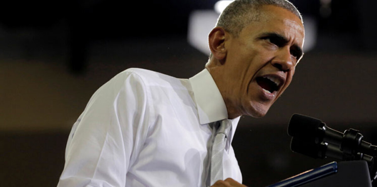 أوباما يحذر من غزو "كائنات فضائية" للأرض في 2017