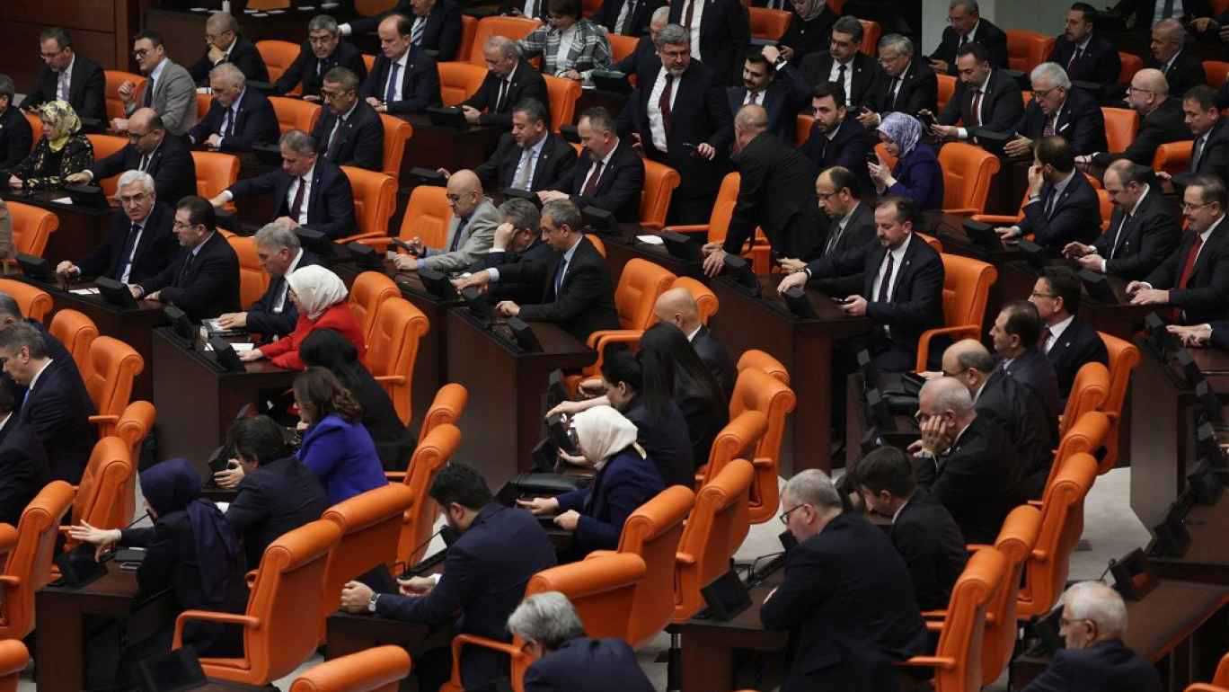تحدثن بلغتهن.. البرلمان التركي "يضيق" على كرديات بحثن حلاً للصراع