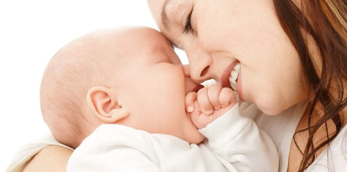 دراسة: حنان الأبوين يؤثر على الحمض النووي للرضيع