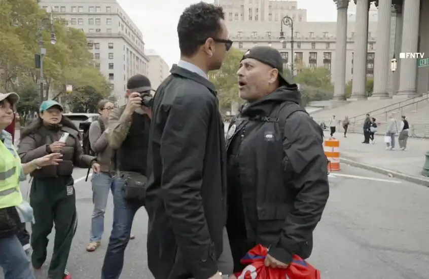 محتج يعترض طريق ممداني