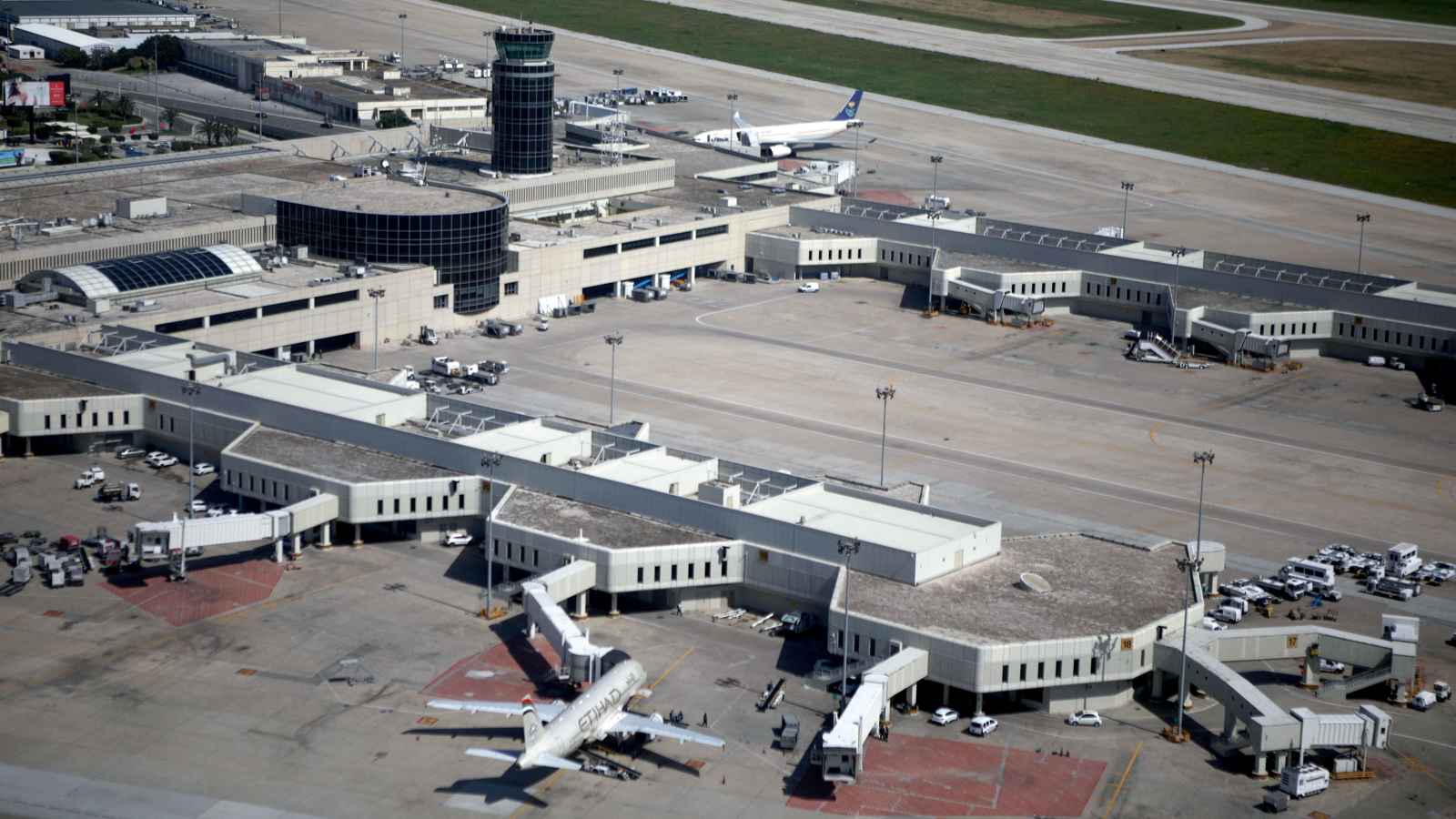 مناصرو حزب الله يقطعون طريق مطار بيروت احتجاجاً على منع طائرة إيرانية من الهبوط