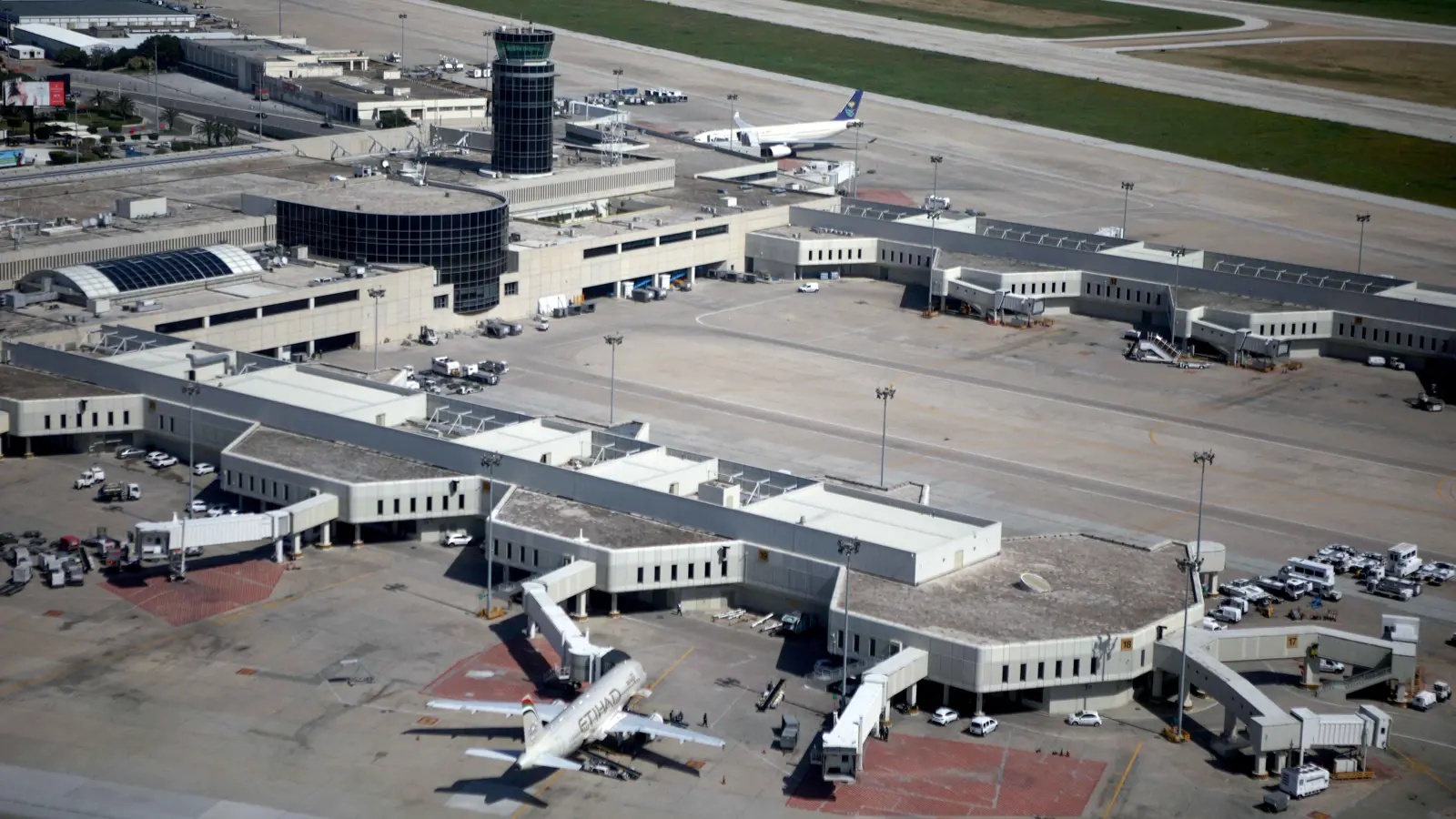 مناصرو حزب الله يقطعون طريق مطار بيروت احتجاجاً على منع طائرة إيرانية من الهبوط