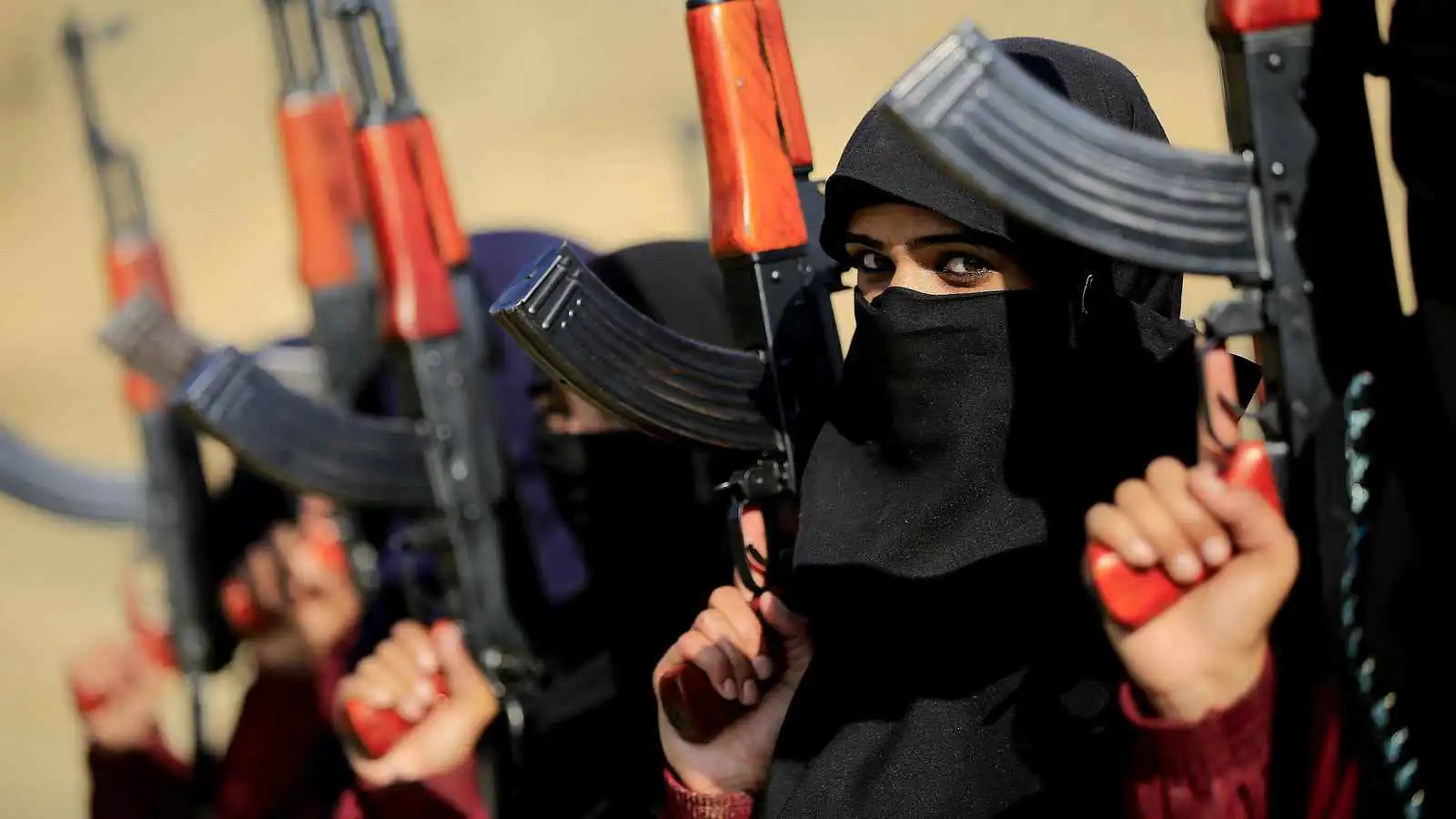 العراق يطيح بمسؤولة توزيع كفالات "داعش" في صلاح الدين