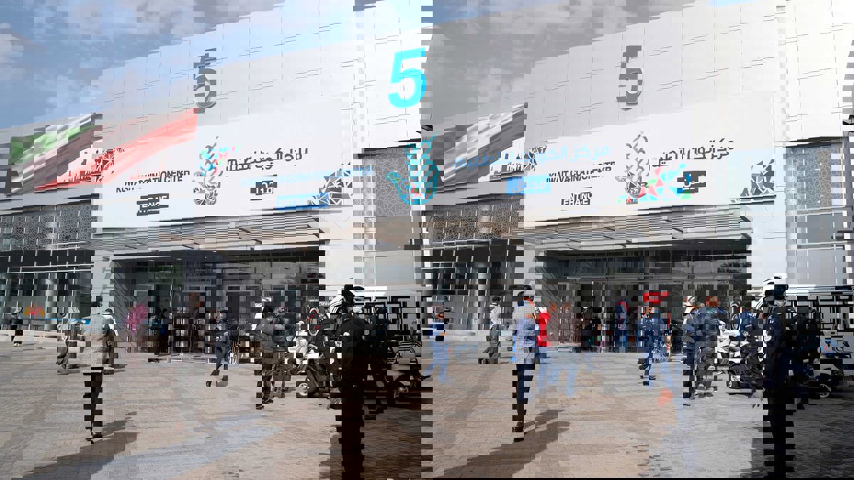 الكويت تستعين بالأجهزة العسكرية لمراقبة دخول المطعمين للمنشآت المختلفة