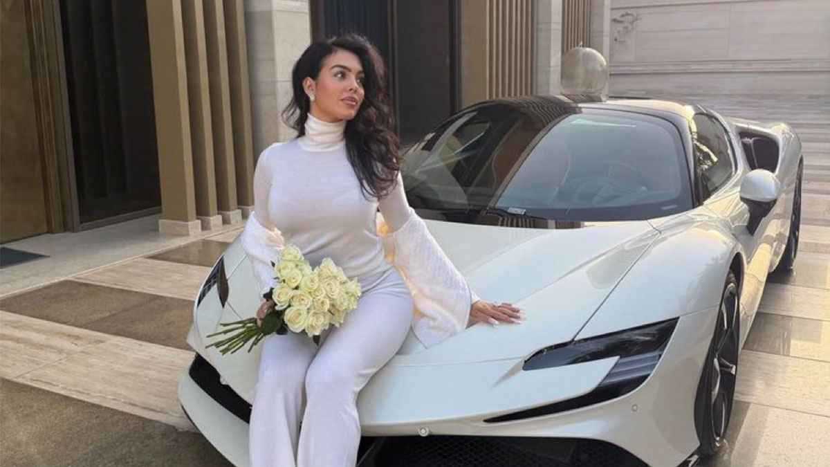 فيراري خرافية.. كم يبلغ سعر السيارة التي ظهرت بها جورجينا في السعودية؟ (صورة) 