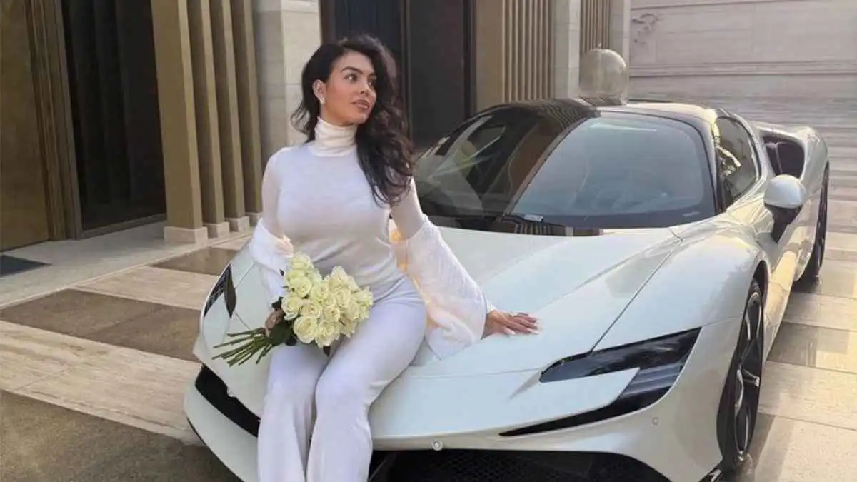 فيراري خرافية.. كم يبلغ سعر السيارة التي ظهرت بها جورجينا في السعودية؟ (صورة)