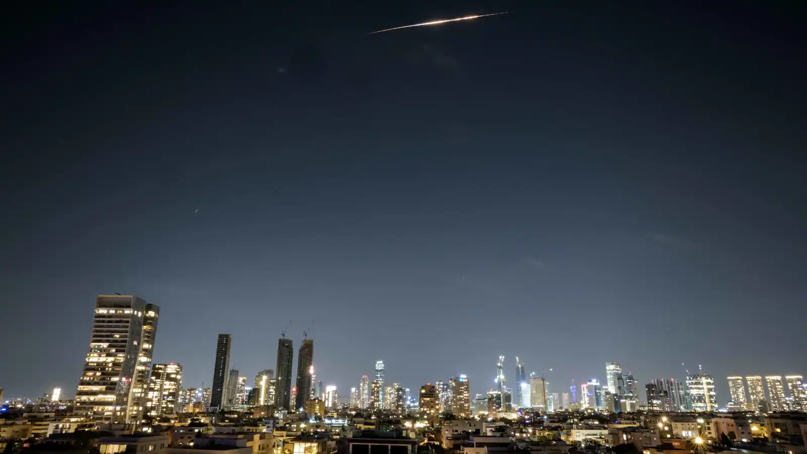 عقب تنصيب مجتبى خامنئي.. إيران تطلق أول موجة صاروخية باتجاه إسرائيل