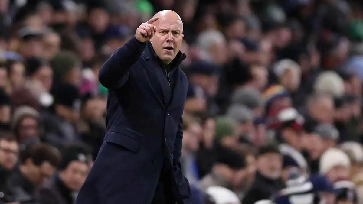 تمهيداً لظهور المنقذ.. 7 خطايا تُعجّل برحيل آرني سلوت عن ليفربول