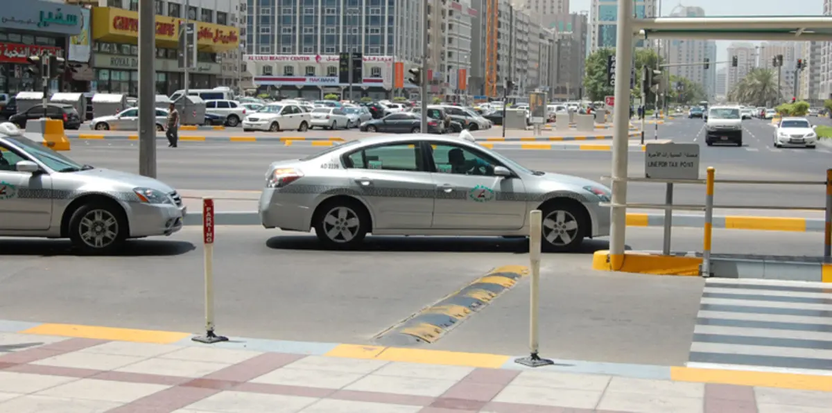 سائق تاكسي في أبوظبي يزعم مقايضته بالجنس مقابل الأجرة