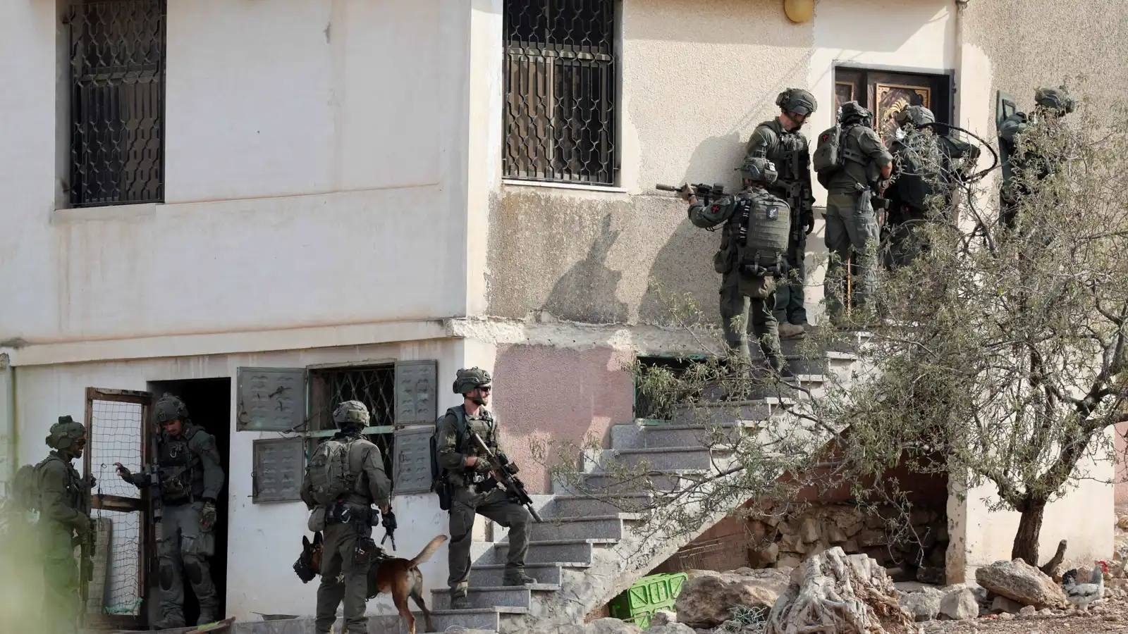 اقتحامات إسرائيلية واسعة في مدن الضفة الغربية (فيديو)