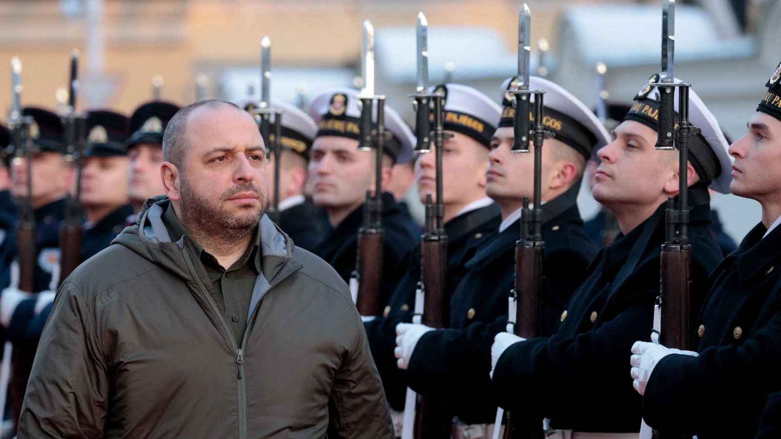 بعد سلسلة إقالات.. تهمة إساءة السلطة تطال وزير الدفاع الأوكراني