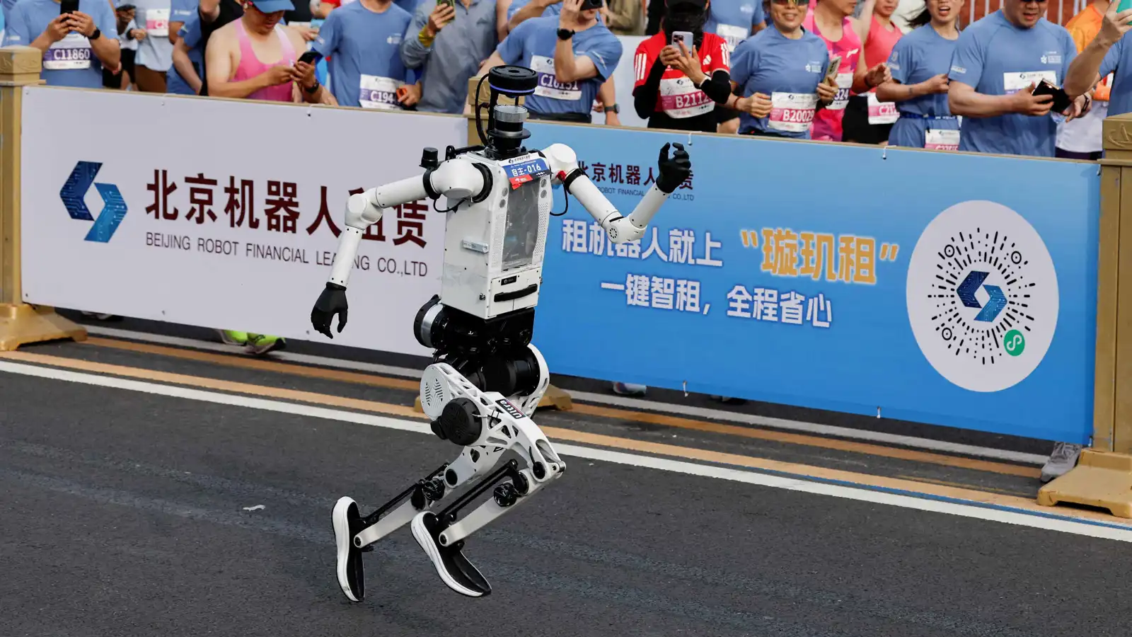 روبوتات شبيهة بالبشر تتفوق في سباق نصف ماراثون بكين