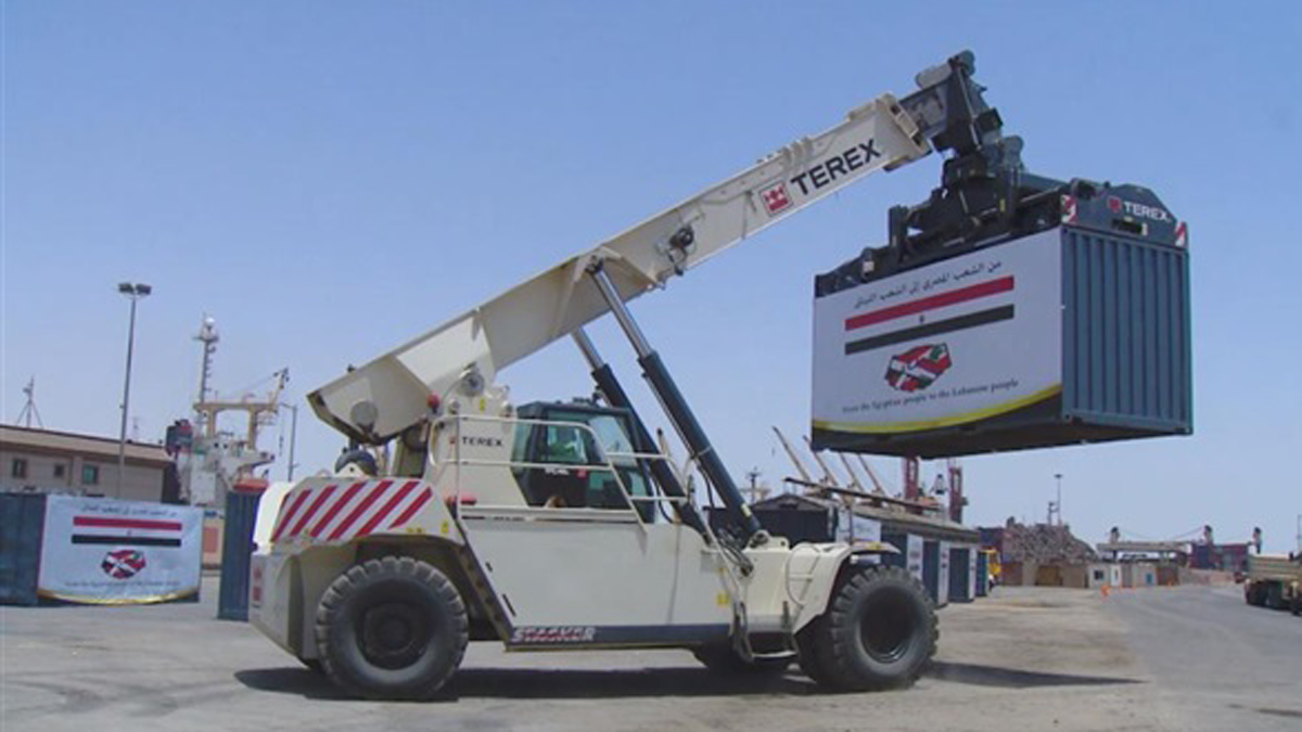 مصر ترسل سفينة مساعدات إنسانية إلى لبنان (فيديو)