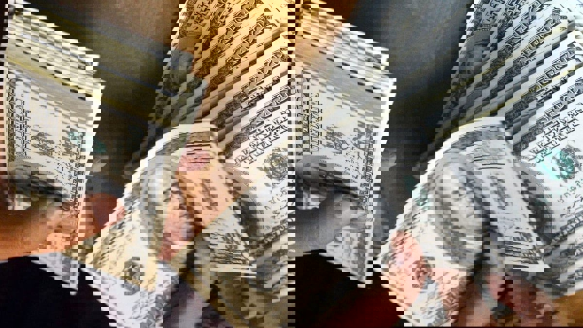 الدولار يفقد الزخم بعد أسابيع من الارتفاع