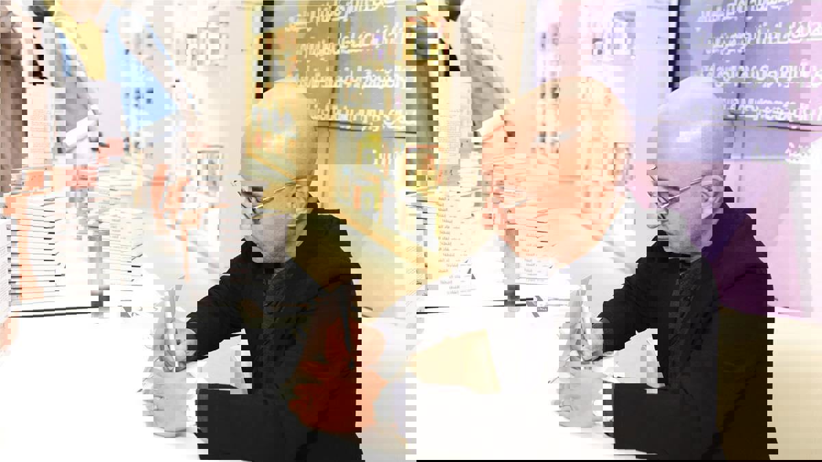 الشاعر السعودي غسان الخنيزي.. قصائد غزيرة بالدهشة