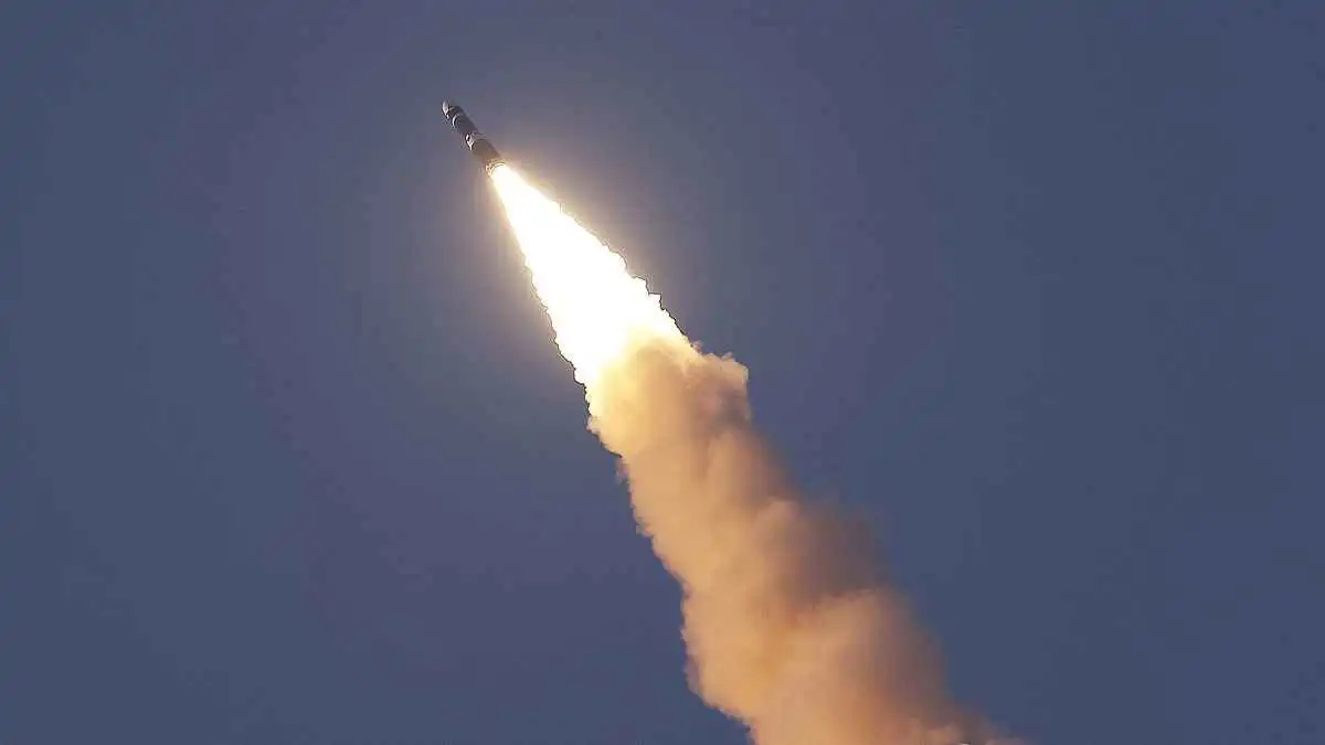 كوريا الشمالية تختبر أسلحة كهرومغناطيسية وصواريخ باليستية جديدة