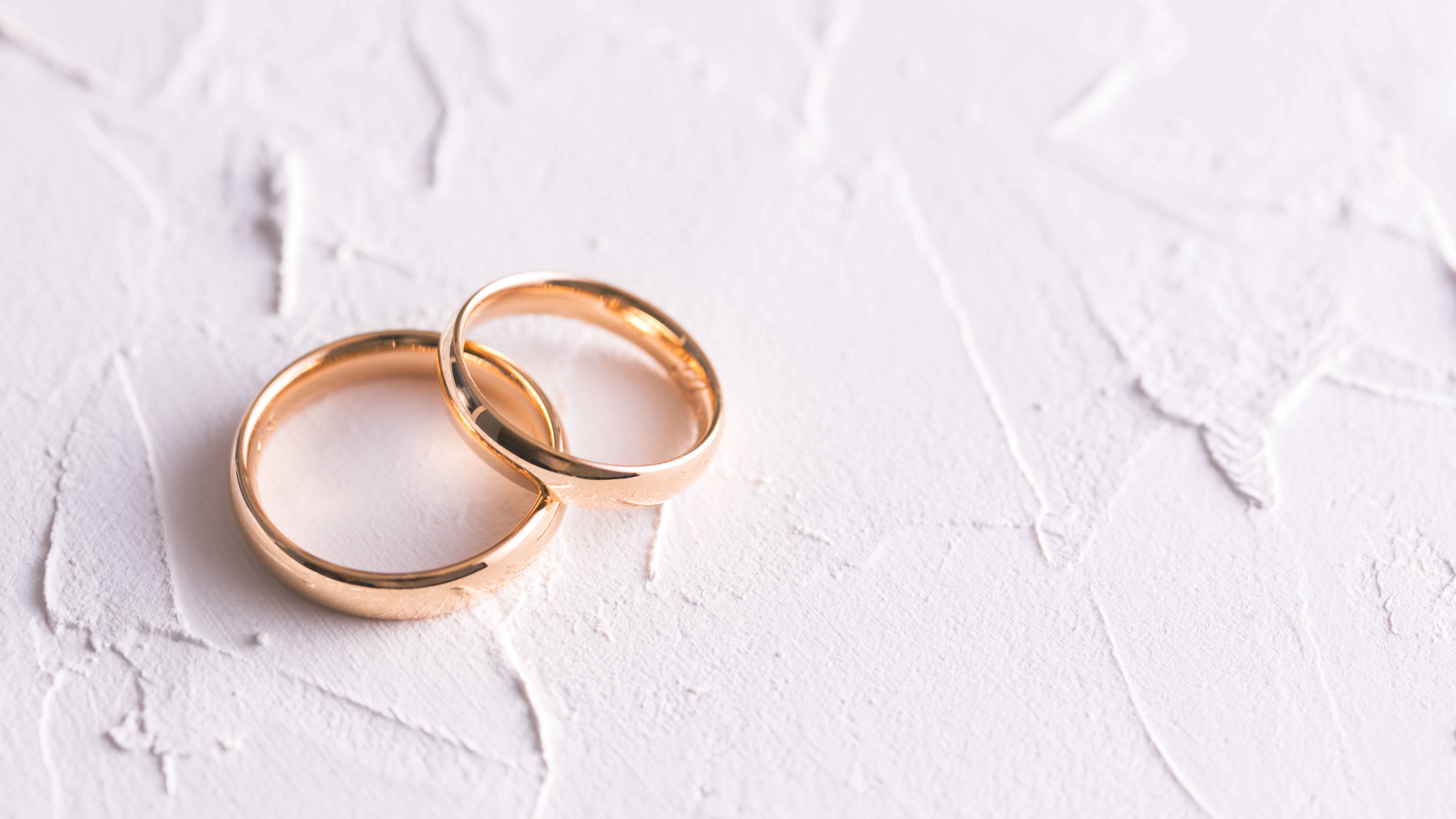 مراسم فريدة.. مأذون كفيف يعقد قران عروسين أصمّين (فيديو)