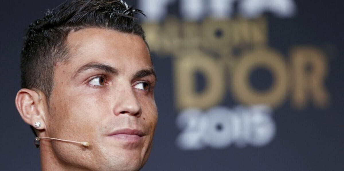 ميسي يشوه تمثال رونالدو (صور)