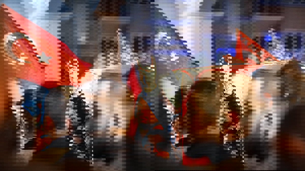 فرنسا تتوعد بحل حركة "الذئاب الرمادية" التركية