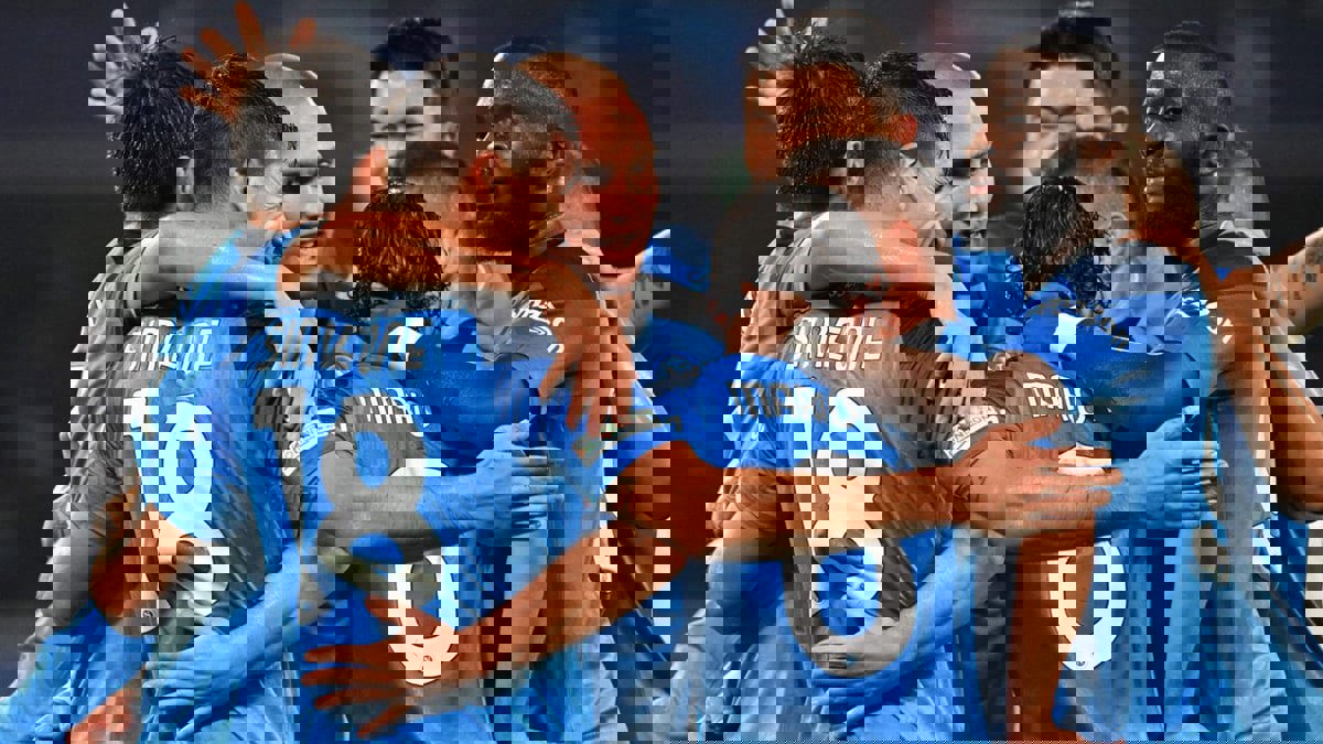 نابولي يسعى لتمديد مسيرة انتصاراته القياسية في الدوري الإيطالي أمام ساسولو