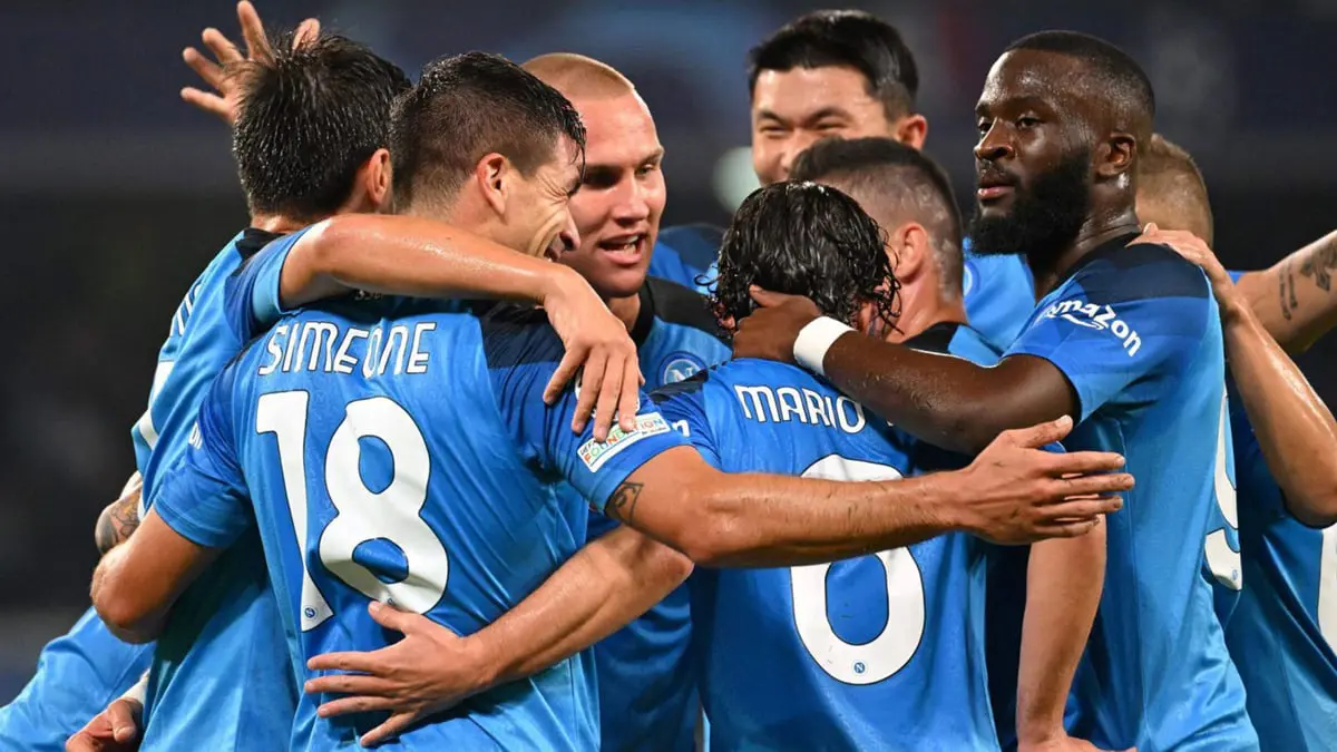 نابولي يسعى لتمديد مسيرة انتصاراته القياسية في الدوري الإيطالي أمام ساسولو