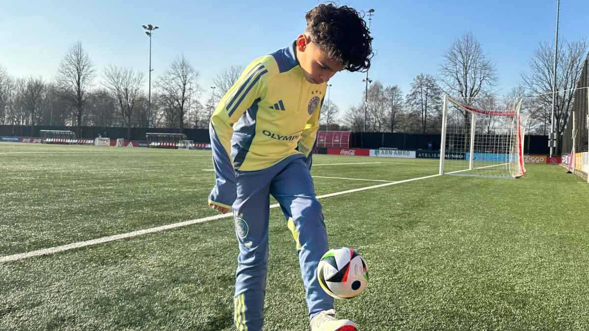 لمس الكرة 2424 مرة متتالية.. من هو المعجزة زين الدين شايات؟ (فيديو)