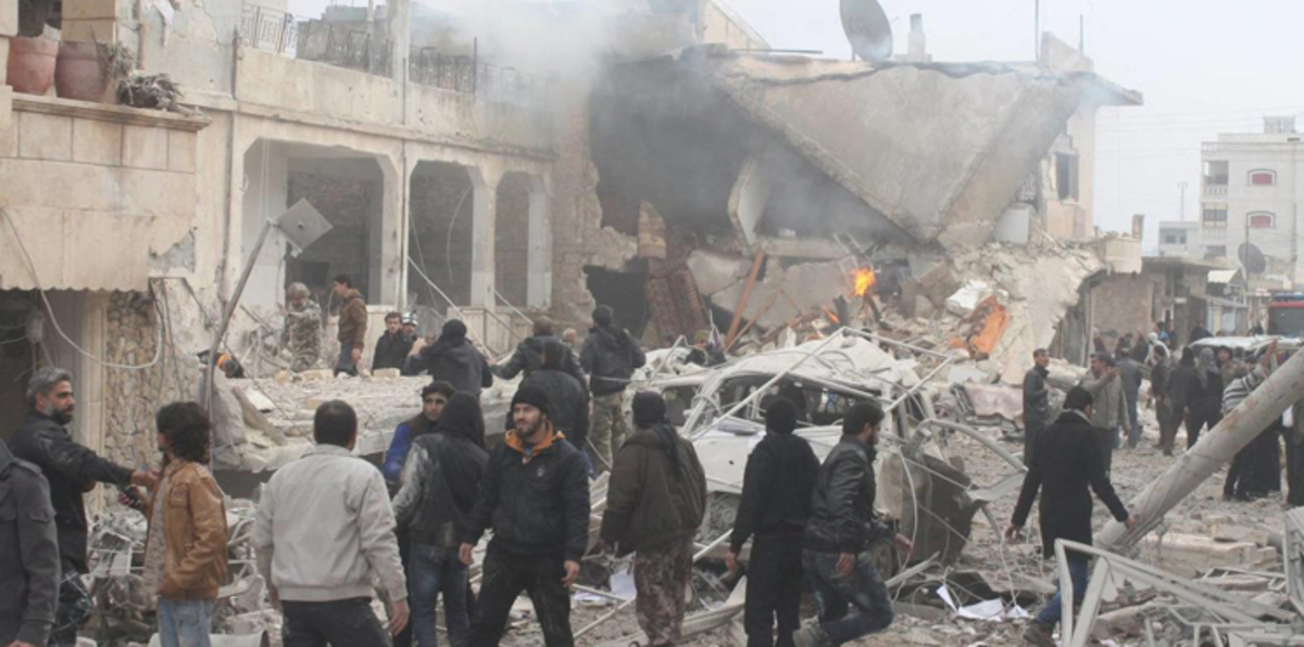 المرصد: طائرات سورية وروسية تقصف سوقًا بشرق البلاد ومقتل 17