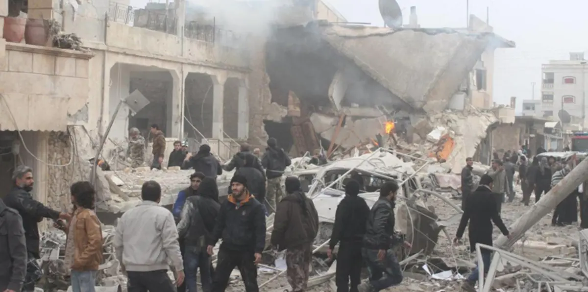 المرصد: طائرات سورية وروسية تقصف سوقًا بشرق البلاد ومقتل 17