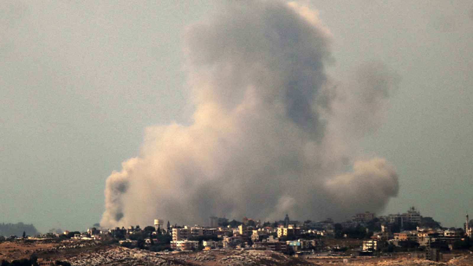 إسرائيل تعلن حالة الطوارئ في الشمال وتحذر من ضربة وشيكة