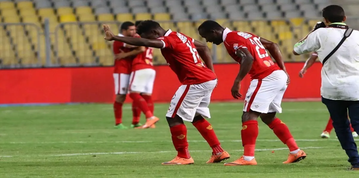 مصر.. عرض إعلاني مغرٍ لثنائي الأهلي الأفريقي للقيام بالرقصة الشهيرة