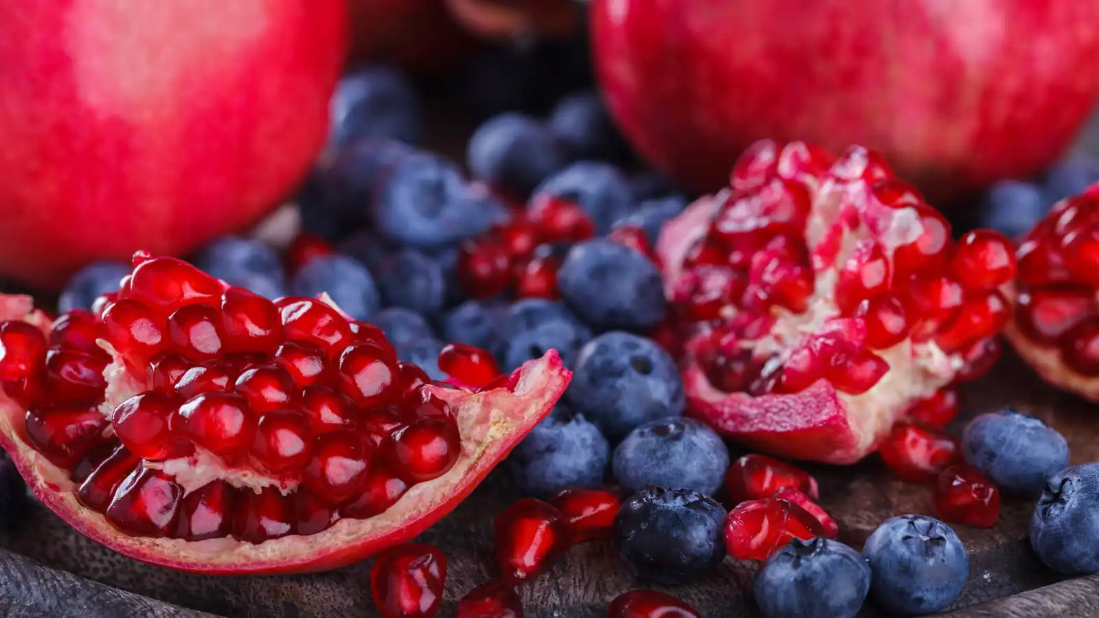 الرمان أم التوت الأزرق.. أيهما أفضل لصحة القلب وضغط الدم؟