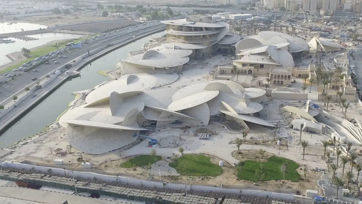 متحف قطر الوطني يفتتح قريبًا.. هل هو تقليد لمتحف اللوفر أبوظبي؟ (فيديو)