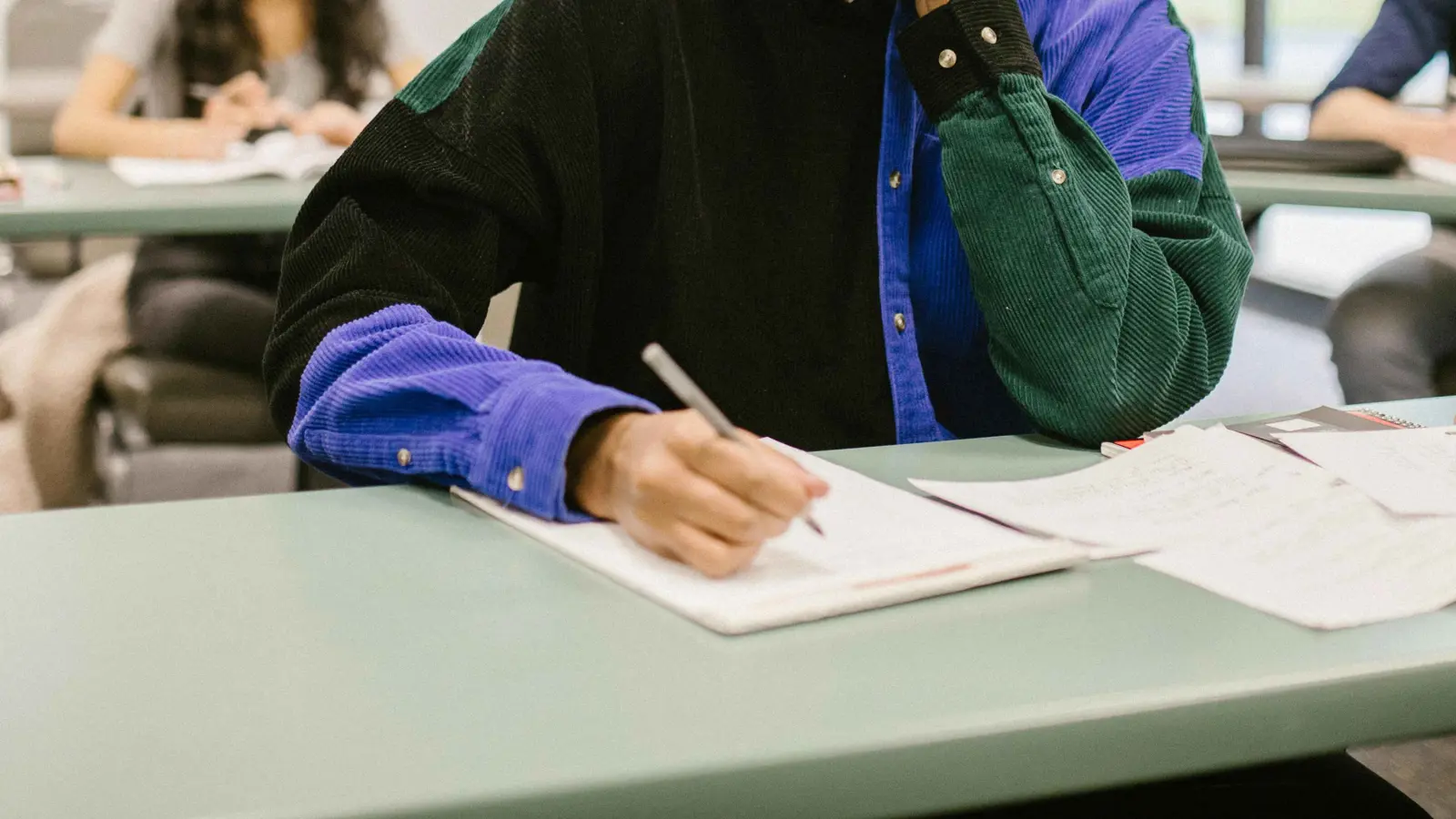 ولي أمر يضرب معلمًا منع ابنه من الغش