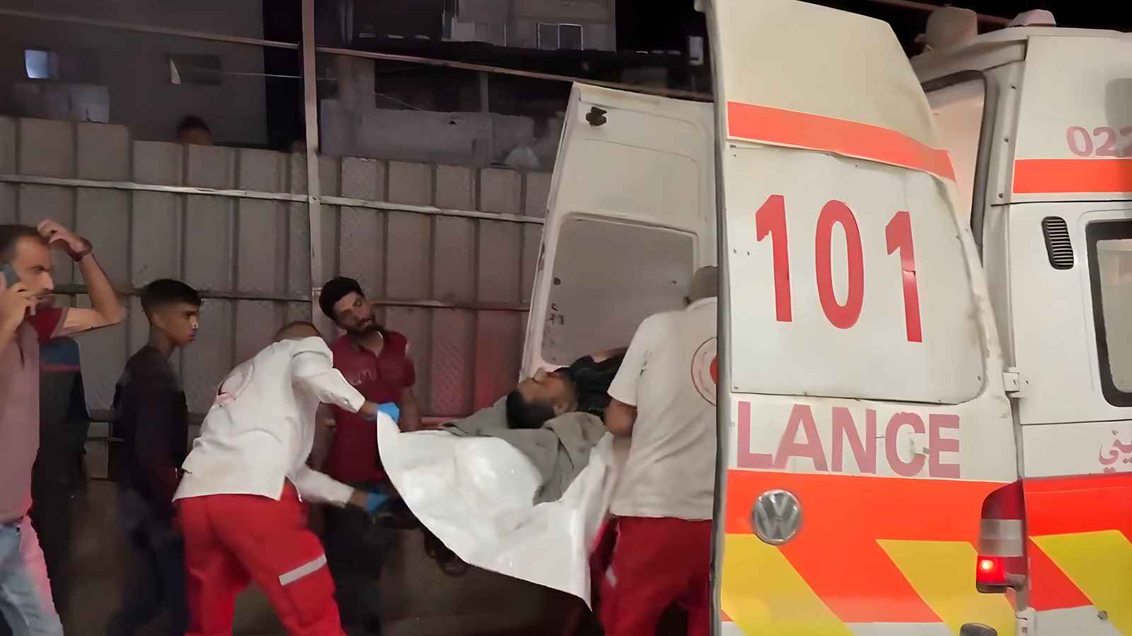 شطب أسرة كاملة.. قصف عنيف على خيام النازحين في خان يونس (فيديو)