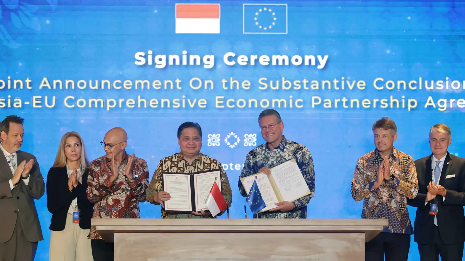 "جوهريا".. إندونيسيا والاتحاد الأوروبي يوقعان اتفاقا تجاريا